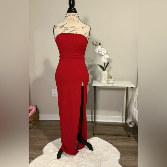 Meshki elegant Red Strapless Dress - Picture 7 of 11